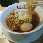 人類みな麺類 - 原点。薄いチャーシューと煮卵、細いメンマをセレクト。