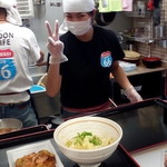 こだわり讃岐製麺所 - 背中はオーナー、正面は大将(掲載承諾済み)