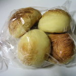 丸十ベーカリー - プチメロンパン（袋入状態）