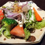 穴子家 NORESORE - 骨せんべいと野菜サラダ