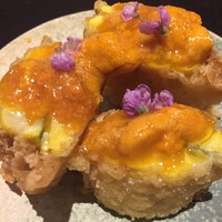 炭火割烹 白坂 - とうもろこし揚げに雲丹をのせて