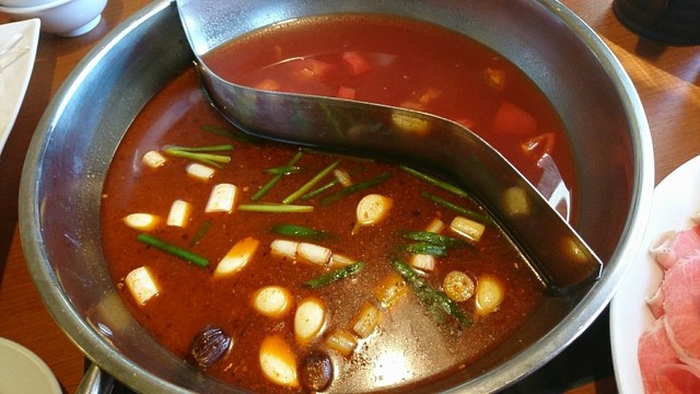 东海苑 - 手前,麻辣红汤,奥,トマト锅 ,煮立つ前,具未投入w