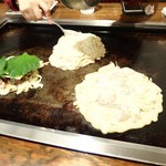 Mangetsu No Okonomiyaki - すべてお店の人が焼きます。Myヘラ持参なら焼かせてもらえるのかな？