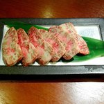 焼肉ホルモン まるとら - 国産牛霜降りカルビ（1800円）