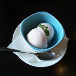 サルティンボッカ - デザート。白桃のアイス。