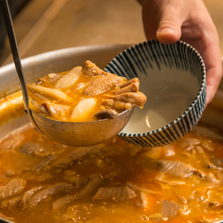 ご当地名物インスパイア■大鍋で煮込んだ「もつ煮込み」は必食！