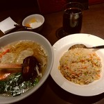上海華龍 - 【2017.10.31(火)】本日のランチ①(塩ワンタンラーメン＋五目チャーハン)780円