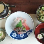海さくら - 右上から時計回りに、サラダ、お吸い物、チーズ豆腐、茶碗蒸し、真ん中に刺身です。