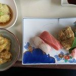 海さくら - 左上蓮根饅頭、左下鶏マヨ、右がお寿司です。