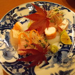 Shokusai Kanade - 足赤海老・マナガツオの炙り・天然カンパチ・本ヨコ・ヤリイカ・鰆・イサキのお造り盛合せ