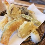 東 - 天ぷらが美味しい。海老3本、穴子、獅子唐、ナス、エリンギ、玉ねぎ、カボチャ