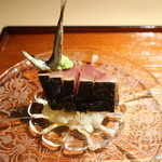 富小路 やま岸 - 造り②　戻り鰹の藁炙り　鰯丸干し