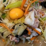 Ieraishan - 豚肉、海老、イカ、キャベツ、もやし、人参、ねぎなどに加えて、特製には生卵とキクラゲ！