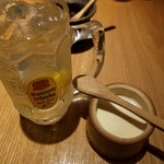 Kodawarimonikka - ビールかいまいちなので角ハイで乾杯。右はお通しの自家製豆腐。