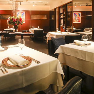 ソーシャルディスタンス完備の空間で安心してお食事楽しめます。