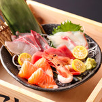 ``Assortment of 3 kinds of fresh fish sashimi from all over the place!'' where you can enjoy the freshness itself! ”