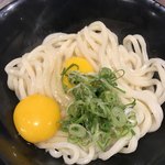 香川 一福 - 釜玉うどん。大盛りは玉子2個です。