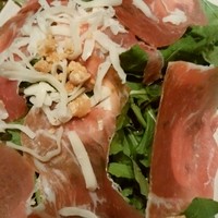 オービカ モッツァレラバー 横浜店 - 生ハムたっぷりのサラダ
