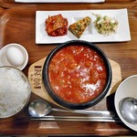 コッテジ - 牡蠣入り豆腐チゲ 夜セット（激辛；ご飯大盛り）