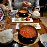 コッテジ - 牡蠣入り豆腐チゲ 夜セット（激辛；ご飯大盛り）