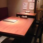 Tsuchiishi - 落ち着いたテーブル席。清潔感があります。