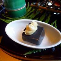 神戸たむら - つるのうつわの中身　黒豆豆腐　と胡麻クリームかけ
