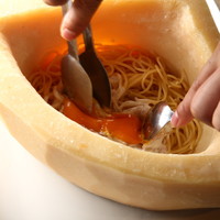 チーズの器で絡める絶品カルボナーラ Isola By 裏道食堂 Isola イソラ 西鉄福岡 天神 イタリアン 食べログ