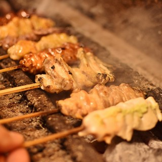 炭火で焼き上げる、香り高いこだわりの焼き鳥