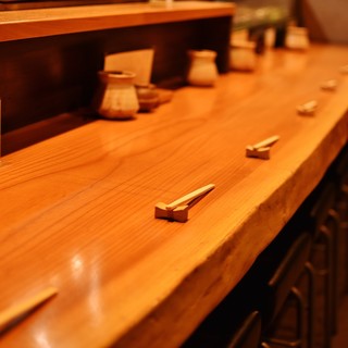 落ち着いた大人の空間で愉しむ、炭火焼鳥とお酒