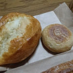ムール ア・ラ ムール - 買ってきたパン①
            ・バターハースブレッド
            ・オリジナルドライフルーツとクリームチーズのパン