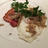 boB the garden Ginza - 厚切りベーコンと目玉焼き。普通のメニューにもふんだんのトリュフが！
