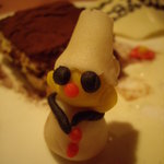 ビストロ・ラ・クッチーナ - デザート中央のマジパン人形は、サングラス姿のぼくのこと