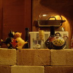 ビストロ・ラ・クッチーナ - カウンター正面の可愛いオブジェはすべてお客様からのお土産ばかり