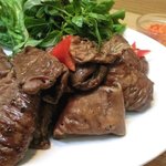 ロムアロイ - 「サイ　ムーパロー.」（豚の腸の煮物）：食感の楽しさと濃厚ソースにビールもすすむ！