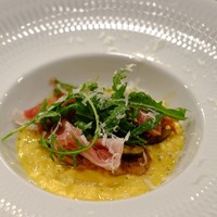 ピアット ディ テアトロ ヒビ - 生ポルチーニのオムレツ、生ハム添え