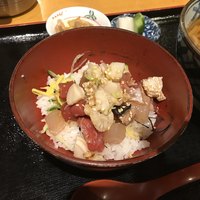 板前心 菊うら - 丼の帆立ネギダレ海鮮丼。かなり美味。