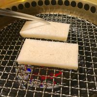 焼肉 銀座コバウ 特別室 - 名物：炙りユッケの食パン