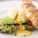 サラベス - アボカドエッグベネディクト