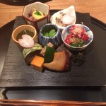 Oryouritetsuya - 会席コース料理。八寸：ホタルイカ・いぎす豆腐・もずく酢・蚕豆・鯖棒ずし・ ブリ照り焼きなど10品