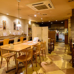 CURRY SHOP エス - 空間で仕切った店内、カウンター席も10席あり女性一人でも気軽に入れるカフェ風な店内です