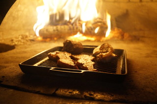 窯焼きワイン酒場JIJIバル - 高温薪窯で焼き上げる料理は絶品！