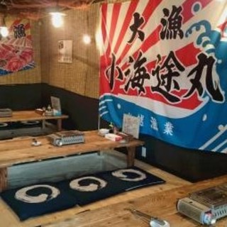 ドドン！と飾られた大漁旗の前で美味しい魚貝を堪能できます♪