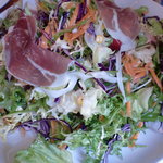 クチーナイタリアーナ ハル - ＨＡＲＵ名物　色々野菜の盛り合わせサラダ。本当にでかい！！