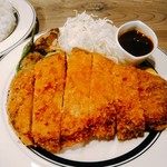 天城黒豚の店 橋本ホルモン - 高座豚リブロースのカツレツ　１８００円(税込)　カツレツとはいえ、ディープフライのとんかつだったかも。ソースは辛口、キャベツ添え。