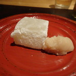 やまぐち - ◆洋梨の葛餅。練乳白あん入り・・時間をかけて丁寧に作られていましたね。 最後に「和」を感じるお菓子もいいものです。