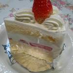 四季の菓子工房シャロン - 苺のショートケーキ。