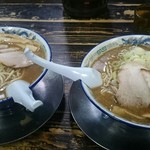 長尾中華そば - こくにぼ手打ち麺(左)こくにぼ中太麺(右)