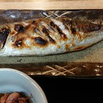 Horiuchi Shiyokudou - 焼き魚は鯵、サイズは25cmほど