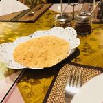 まず、パパドと漬物が出されます。