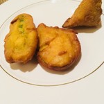 シタール - 続いて、サモサ（右）と２種類のパコラ（左がピーマン、真ん中がナス）が出てきます